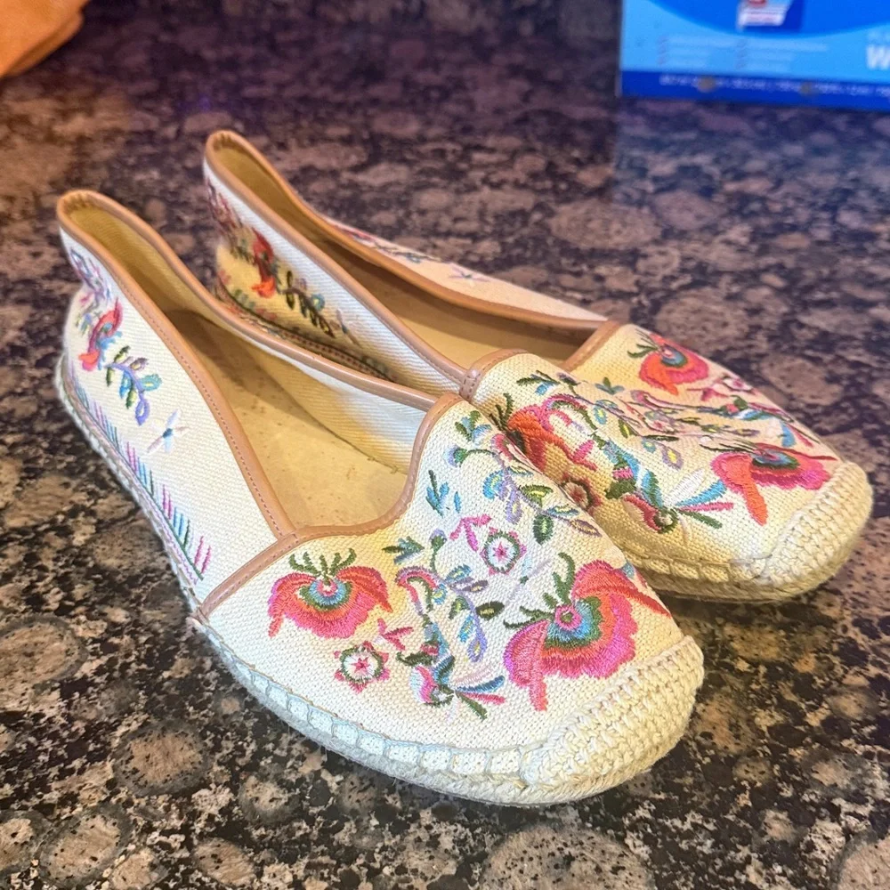 GIANNI BINI ladies floral flat spirals slip on very good condition size 8 1/2